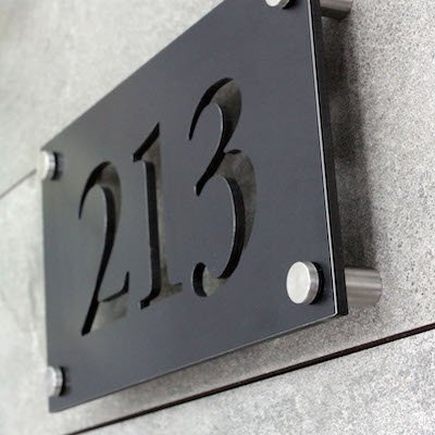Números para casa en placa flotada con numeros huecos y separadores de aluminio para intemperie