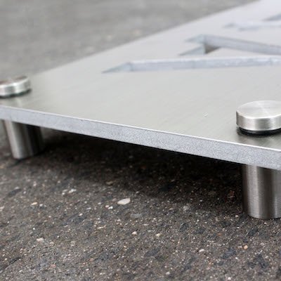 Números para casa en placa flotada con numeros huecos y separadores de aluminio para intemperie