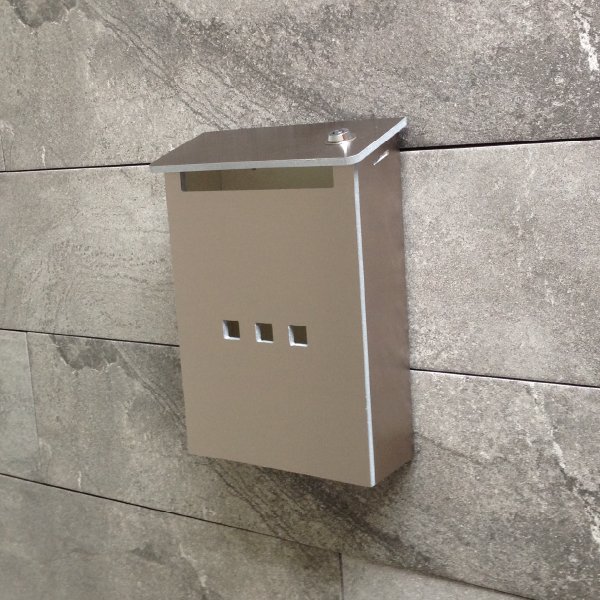Buzones para exterior en panel de aluminio con diseños modernos.